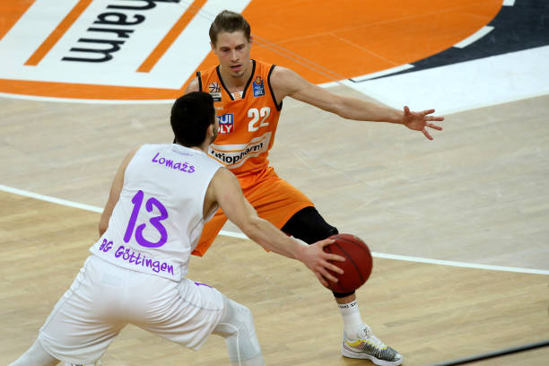 其中至少两 其中至少两